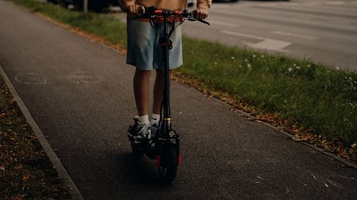 Šestnáctiletý jezdec na e-koloběžce nezastavil policistovi. Po střetu zůstali oba těžce zranění