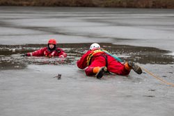 Část profesionálních hasičů mohla i přes vývoj počasí cvičit na ledě