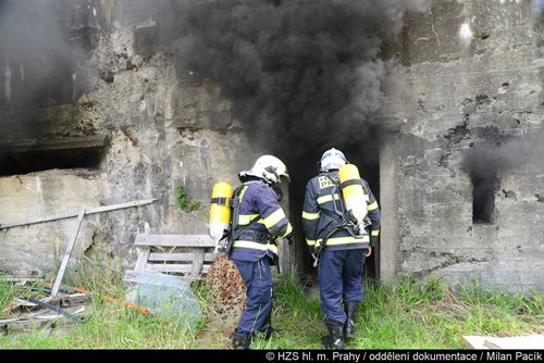 Pražští hasiči cvičili s pyrotechnickou službou PČR likvidaci požáru tlakových lahví usměrněným výbuchem