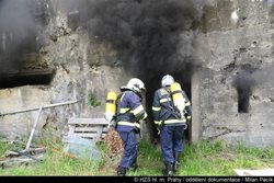 Pražští hasiči cvičili s pyrotechnickou službou PČR likvidaci požáru tlakových lahví usměrněným výbuchem