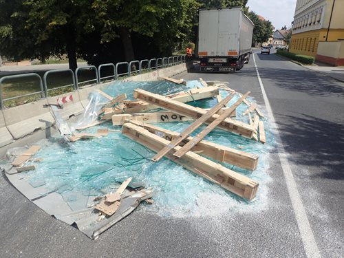 Převážené tabule skla skončily rozbité na vozovce