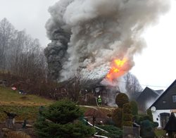 Požár roubené chalupy ve Víchové nad Jizerou
