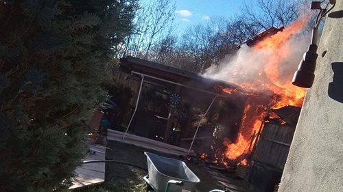Požár zahradní chaty ohrožoval tlakové lahve, hasiči zasahovali několik hodin