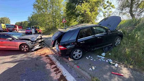 Ranní střet dvou aut zaměstnal záchranáře. Hasiči zasahovali na frekventované silnici