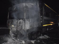 Požár nákladního vozidla na Kroměřížsku Plameny zničily celý tahač. Návěs se hasičů podařilo zachránit