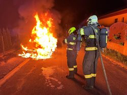 Noční požár osobního automobilu v Doubravčicích