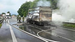 Požár nákladního automobilu zablokoval frekventovanou silnici u Moravské Třebová