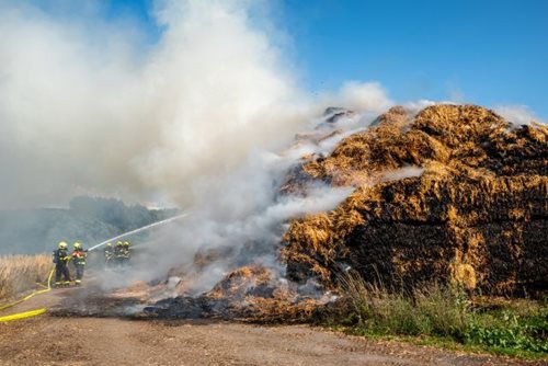 Rozsáhlý požár stohu zaměstnal 12 jednotek hasičů. Vyhlášen byl druhý stupeň poplachu