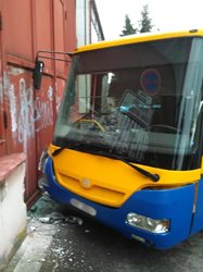 V Rychnově nad Kněžnou havaroval autobus. Čtyři osoby byly převezeny do zdravotnického zařízení. 