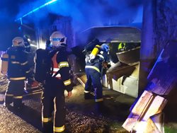 Plameny zničily auto v garáži