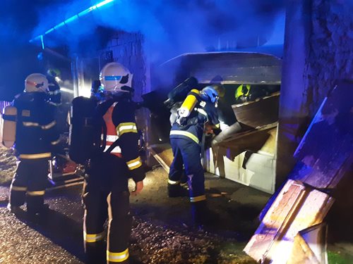Plameny zničily auto v garáži