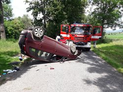 Vozidlo skončilo na střeše