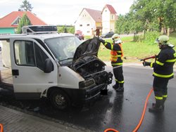 Dodávka začala hořet za jízdy. Při hašení pomohl cizí řidič.