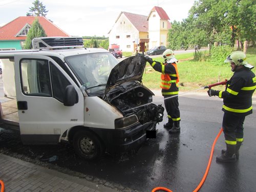 Dodávka začala hořet za jízdy. Při hašení pomohl cizí řidič.