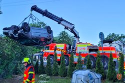 Osobní automobil v noci skončil na střeše v zahradě rodinného domu