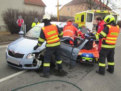 Po nehodě jednoho osobního a dvou nákladních vozů museli hasiči vyprošťovat