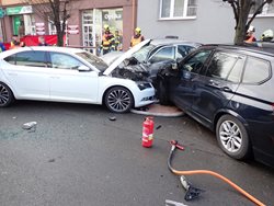Nehoda šesti aut uzavřela hlavní silnici v Holešově