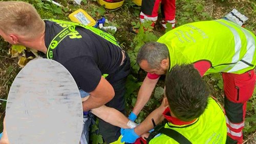 Motorkáře našli za svodidly v hlubokém příkopu. Utrpěl vážné zranění a velkou ztrátu krve