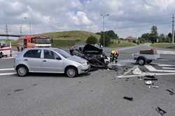 V Příboře se střetla elektrokoloběžka se třemi osobními vozy, jedním z nich byl hybrid