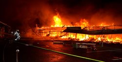 Plameny zničily v noci část tržnice u Chebu