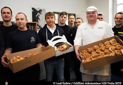 Majitelé pekárny  poděkovali pražským hasičům za uchráněný majetek 
