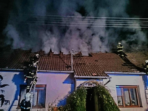 Plameny zachvátily střechu rodinného domu.