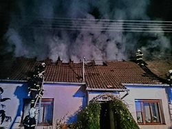 Plameny zachvátily střechu rodinného domu.