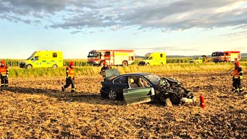 Dvě osoby zůstaly zaklíněné po nehodě. Hasiči je museli vyprostit hydraulickým zařízením