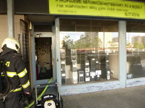 Požár v obchodě s výpočetní technikou se šířil neobvyklým způsobem, pomohla mu powerbanka