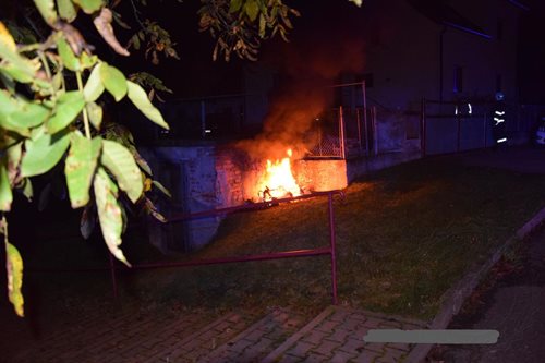 Čtyři jednotky hasičů likvidovaly požár rozvodny elektrického proudu u rodinného domu