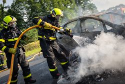 V Třanovicích se srazil osobní automobil s motocyklem, obě vozidla začala hořet