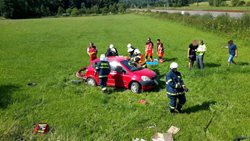 U nehody vlaku v Pardubickém kraji s osobním autem zasahovaly dnes dopoledne čtyři jednotky hasičů