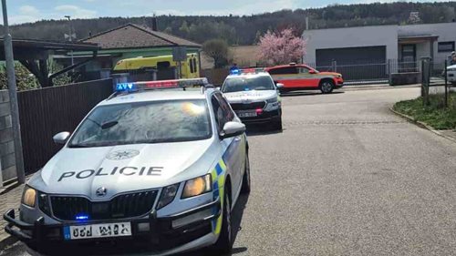 Požár na dvoře poškodil několik vozidel a ohrozil dům