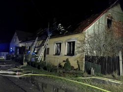 Požár domu na Svitavsku likvidovalo šest jednotek hasičů