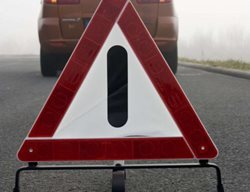 Dva lidé zemřeli při nehodě osobního vozu a převozové sanitky 