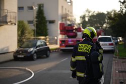 Při požáru bytu v Praze 9 byly zachráněny dvě osoby