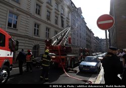 Požár bytu v Praze 5 likvidovaly dvě jednotky hasičů, devatenáct osob bylo evakuováno