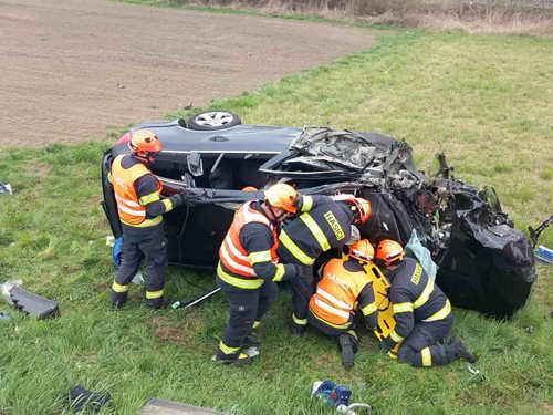 Nehoda kamionu a osobního auta zastavila provoz na hlavním tahu