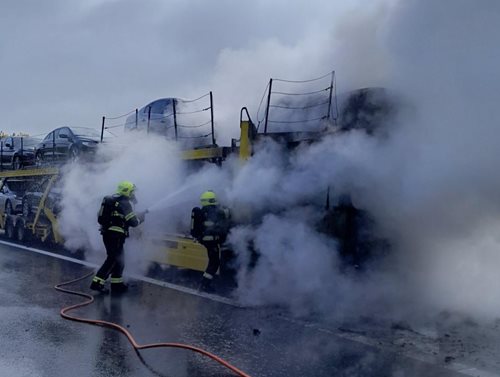 Na dálnici vzplál kamion s auty: Hasiči zabránili větším škodám