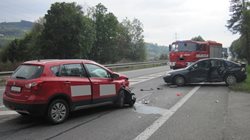 Dva zranění řidiči skončili v nemocnici.