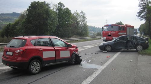 Dva zranění řidiči skončili v nemocnici.