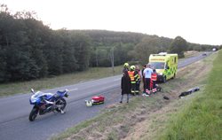 Při kolizi s osobním vozidlem byli zraněni motorkář i jeho spolujezdec na Zlínsku