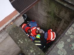 Senior se v Kroměříži propadl do hloubky dvou metrů.