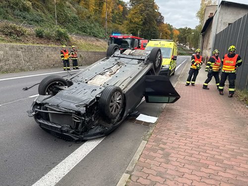 Osobní automobil skončil na střeše, hasiči zasahovali