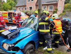 Drsný náraz: Řidiče vyprostili hasiči z vozu hydraulikou