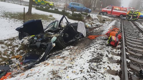 Těžká dopravní nehoda se stala na železničním přejezdu v Červeném Kostelci-Stolíně