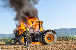 V Horních Tošanovicích zničily plameny traktor pracující na poli, škoda je odhadována na pět milionů korun