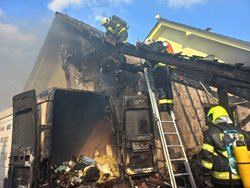 Tři hasiči skončili v péči záchranné služby při likvidaci požáru