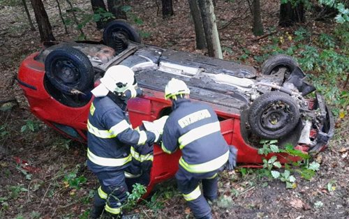 Převrácené auto u Rakovníka zastavili hasiči, řidič měl štěstí
