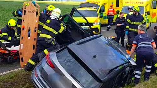 Auto skončilo v příkopu. Hasiči museli vyprošťovat zraněné, na místě přistál vrtulník